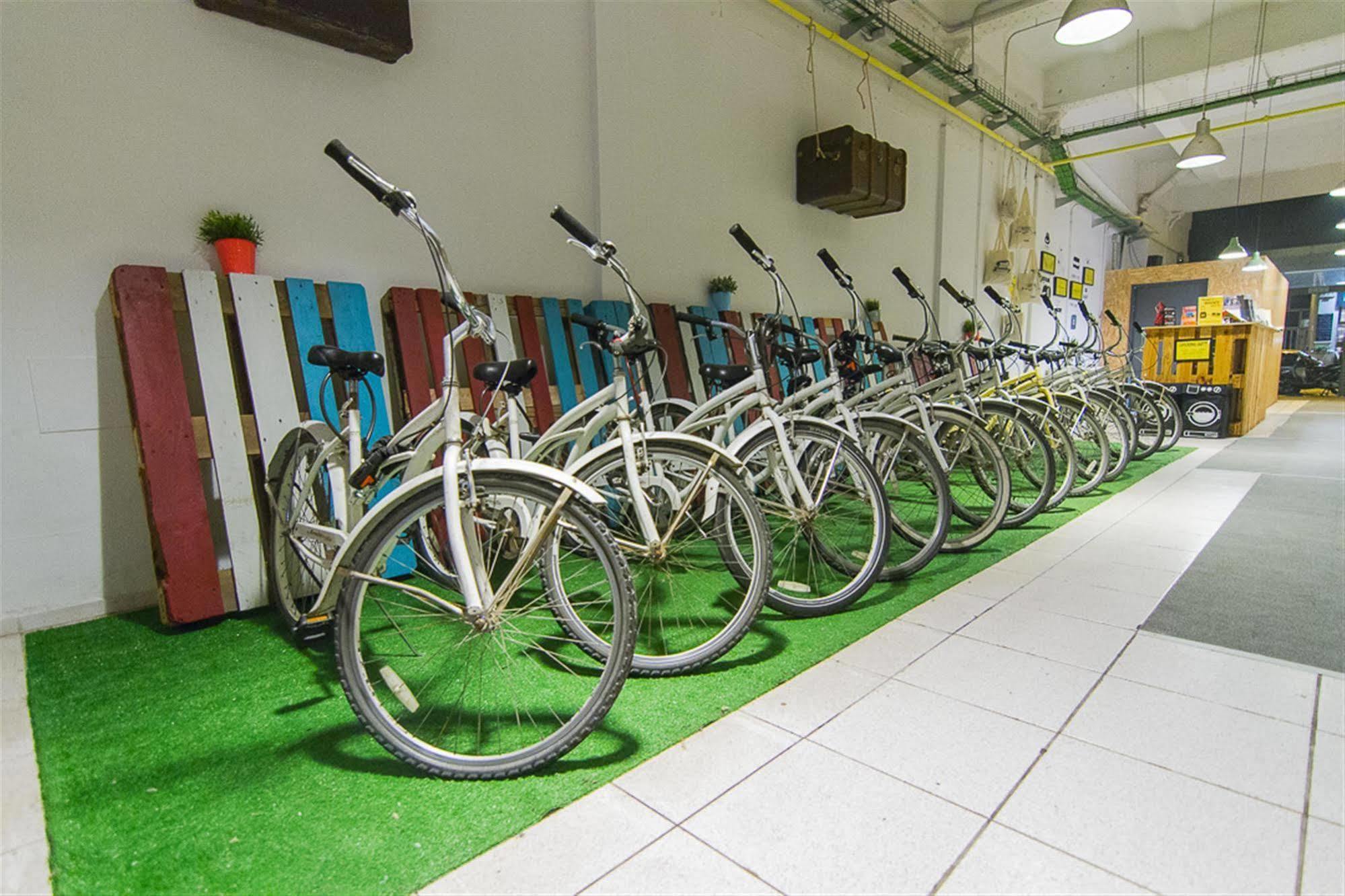 Bed And Bike Barcelona Hostel Exterior photo